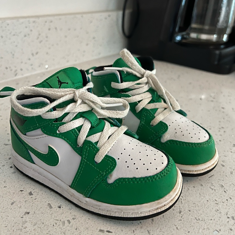 Jordan 1 mid SE